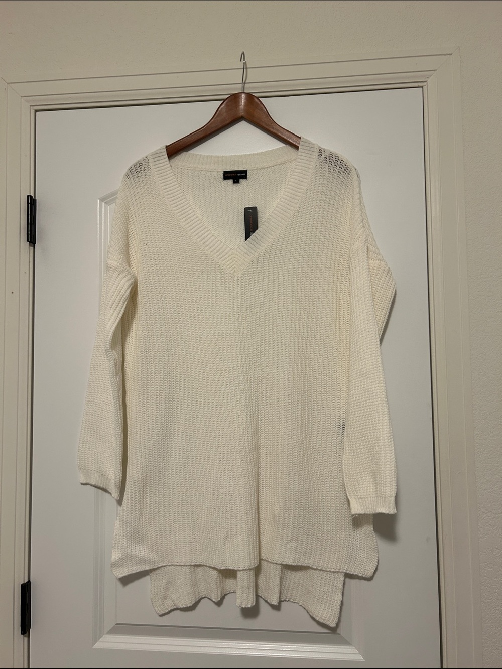 NWT Ambiance Apparel White V-Neck Lightweight Knit Sweater Size Large
